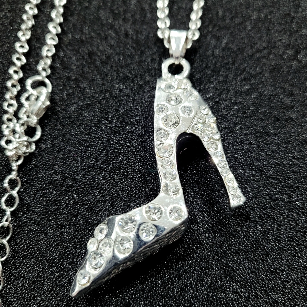 💗Vintage Silver Rhinestone Covered High Heel Shoe Heavy Pendant Chain Necklace